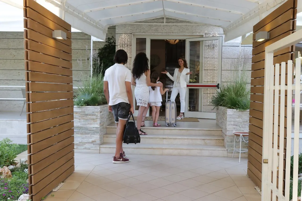 Hotel Crystal Marina di Pietrasanta 3*,  Italia